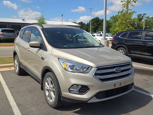Used 2017 Ford Escape SE w/ Equipment Group 201A AWD/4WD image 4