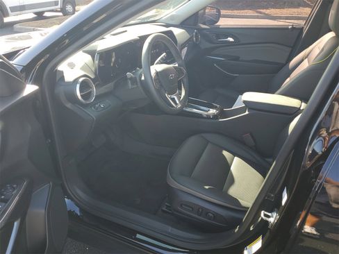 Used 2025 Chevrolet Trax ACTIV w/ Sunroof Package image 16