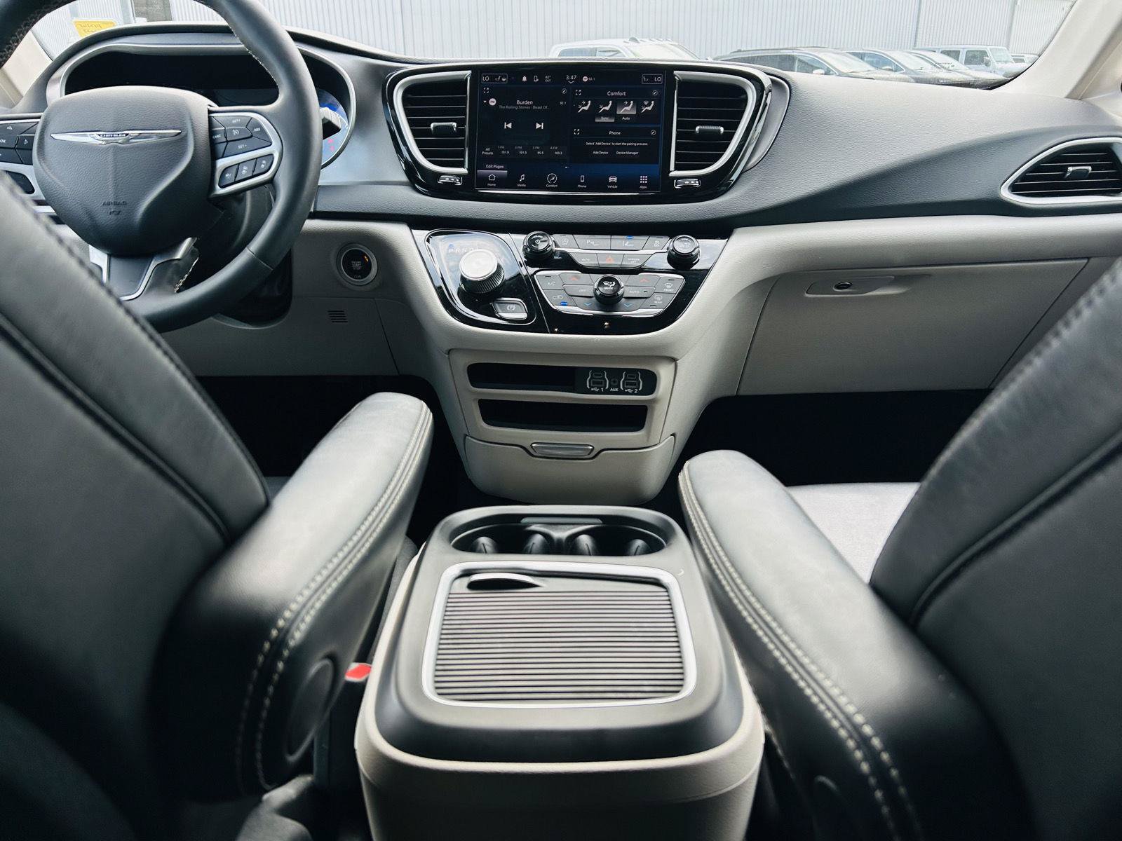 Used 2023 Chrysler Pacifica Touring-L FWD image 25