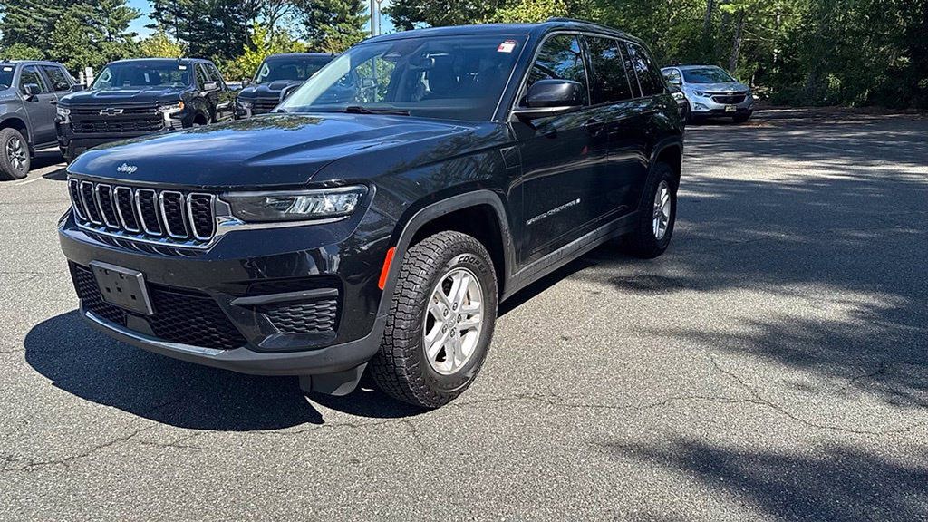 Used 2023 Jeep Grand Cherokee Laredo w/ Luxury Tech Group I AWD/4WD image 3