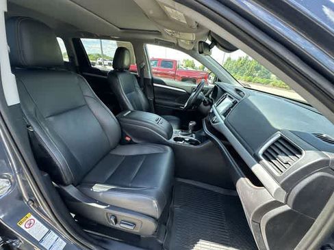 Used 2019 Toyota Highlander XLE AWD/4WD image 23