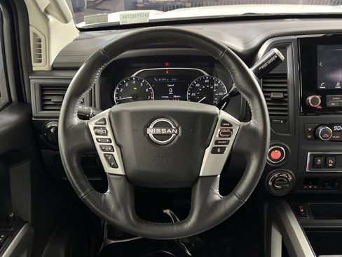 Used 2024 Nissan Titan SV w/ SV Convenience Package image 16