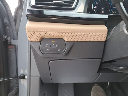 Used 2024 Volkswagen Atlas Cross Sport SE FWD image 26