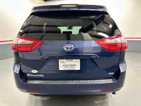 Used 2020 Toyota Sienna XLE w/ XLE Navigation Package image 5