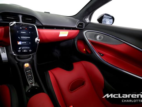 Used 2025 McLaren Artura Spider image 17