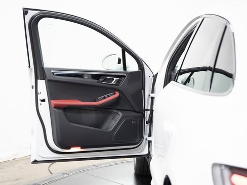 Used 2024 Porsche Macan image 18