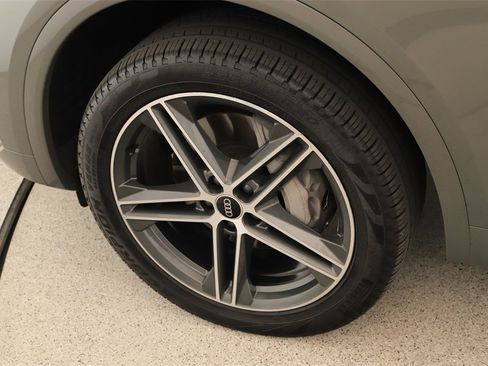 Used 2024 Audi Q5 e Premium w/ Convenience Package image 32