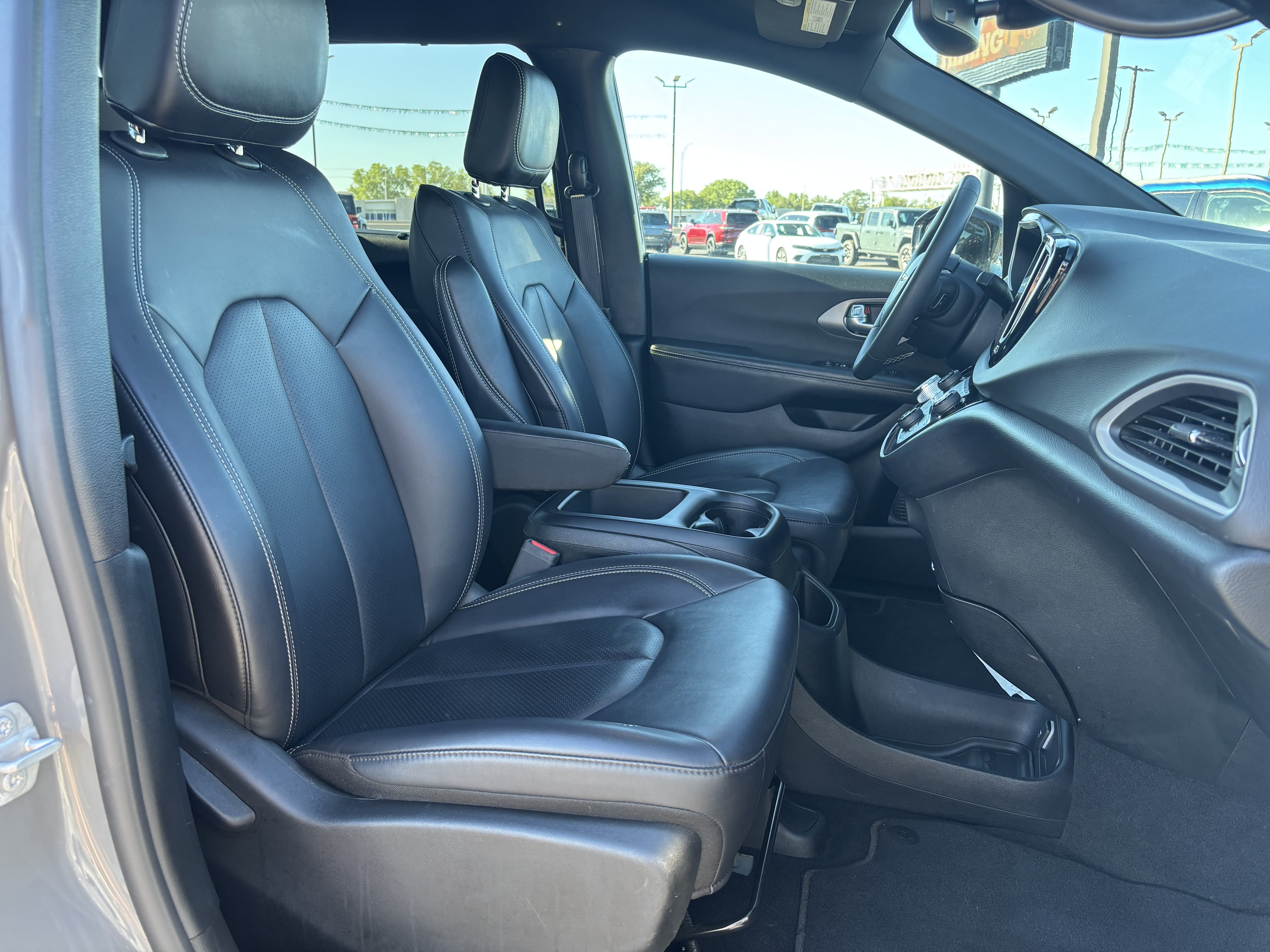 Used 2025 Chrysler Pacifica Select FWD image 32