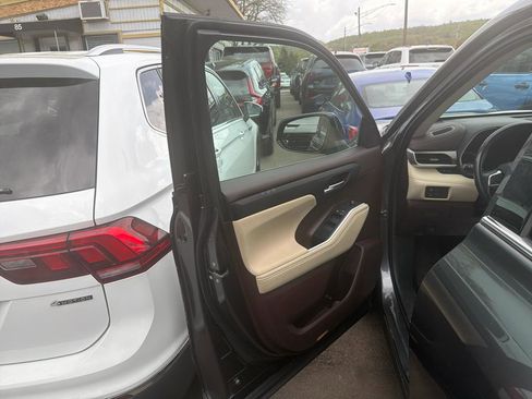 Used 2021 Toyota Highlander XLE AWD/4WD image 16