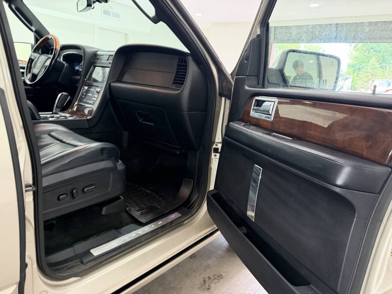 Used 2017 Lincoln Navigator L Select AWD/4WD image 10