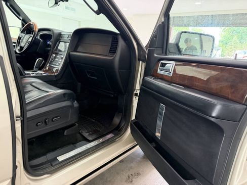 Used 2017 Lincoln Navigator L Select AWD/4WD image 10
