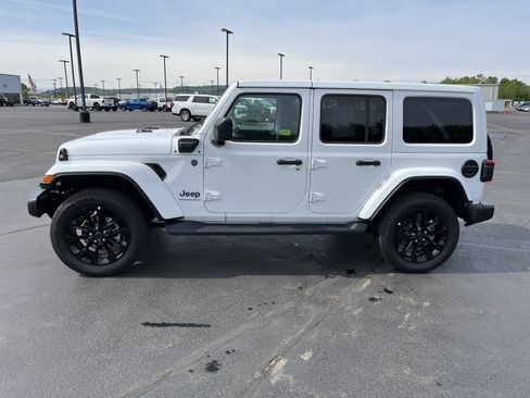 Used 2025 Jeep Wrangler Unlimited Sahara AWD/4WD image 4