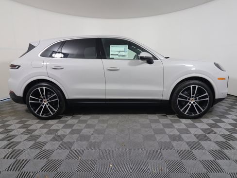 Used 2025 Porsche Cayenne image 8