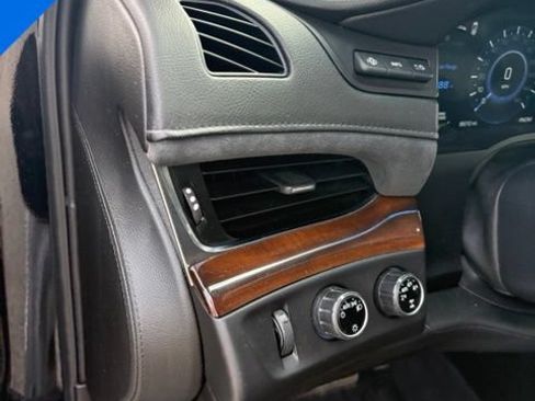 Used 2016 Cadillac Escalade Luxury AWD/4WD image 11