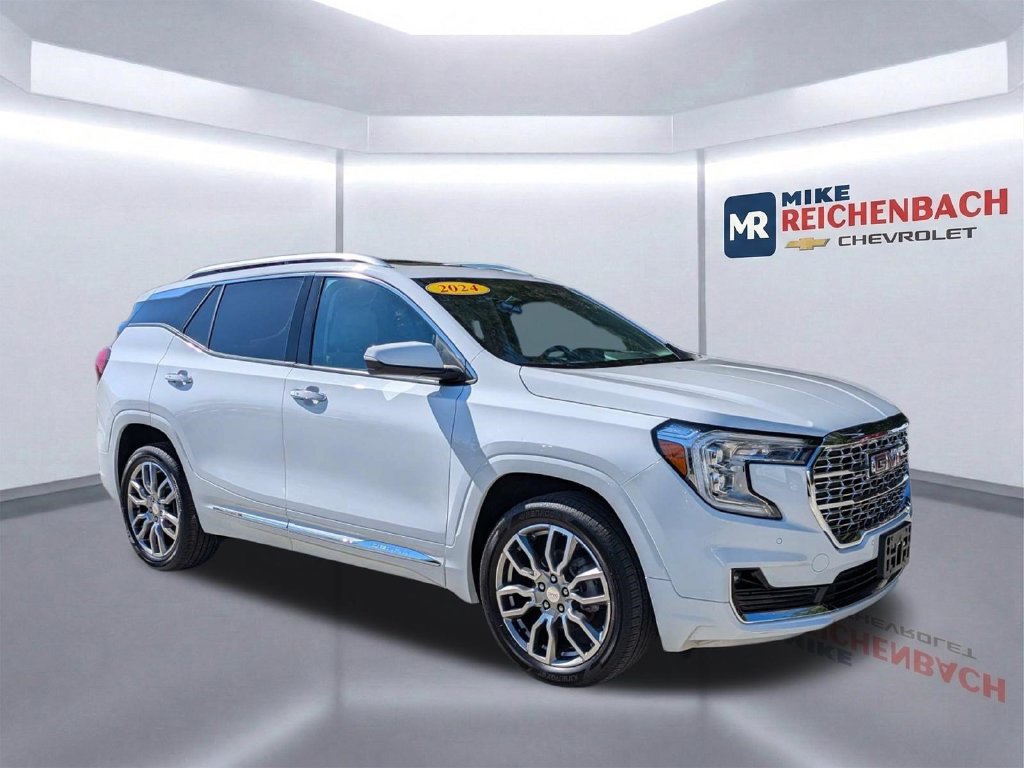 Used 2024 GMC Terrain Denali AWD/4WD image 2