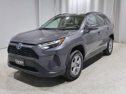 Used 2024 Toyota RAV4 LE AWD/4WD image 8