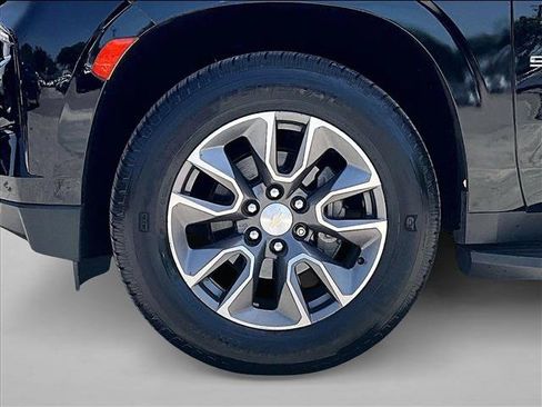 Used 2022 Chevrolet Suburban LT w/ LT Signature Package RWD image 10