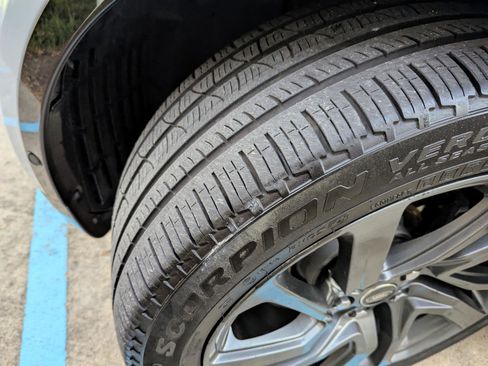 Used 2017 Land Rover Discovery HSE Luxury image 17