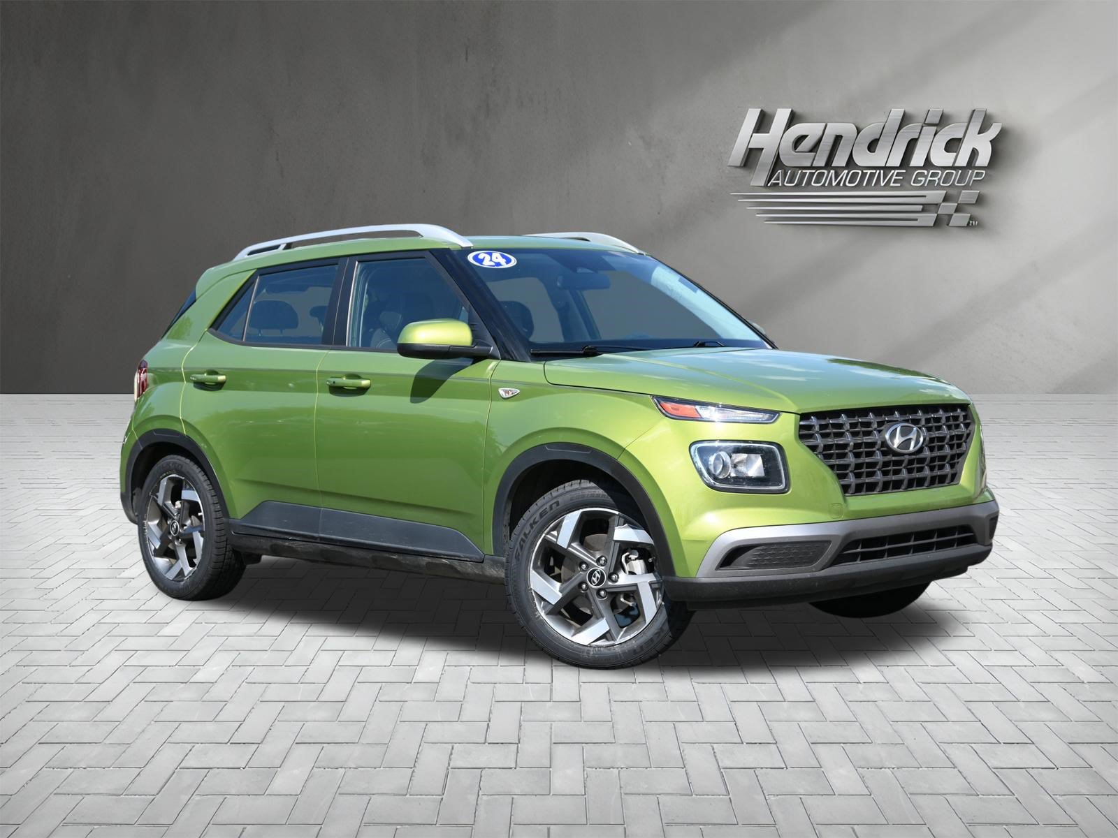 Used 2024 Hyundai Venue SEL FWD image 2