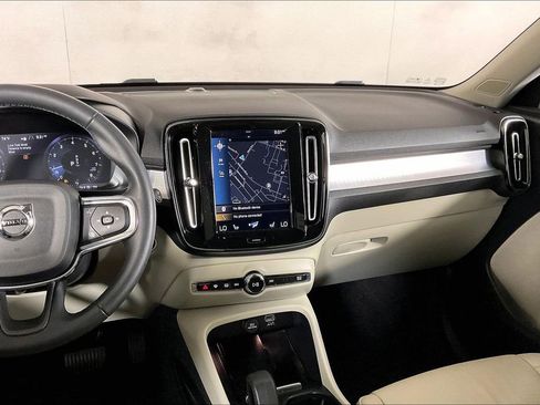 Used 2022 Volvo XC40 T4 Momentum image 5