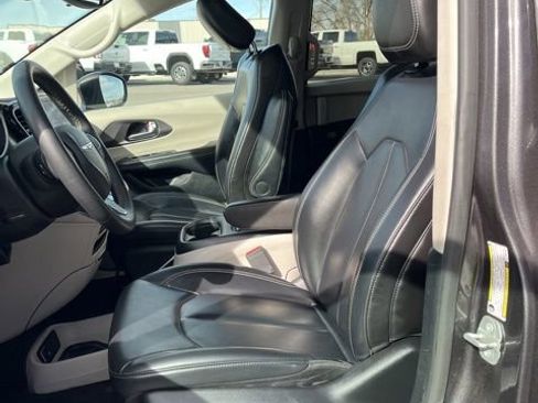 Used 2023 Chrysler Pacifica Touring-L FWD image 27