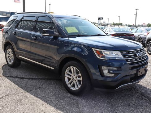 Used 2017 Ford Explorer XLT w/ Equipment Group 202A image 3