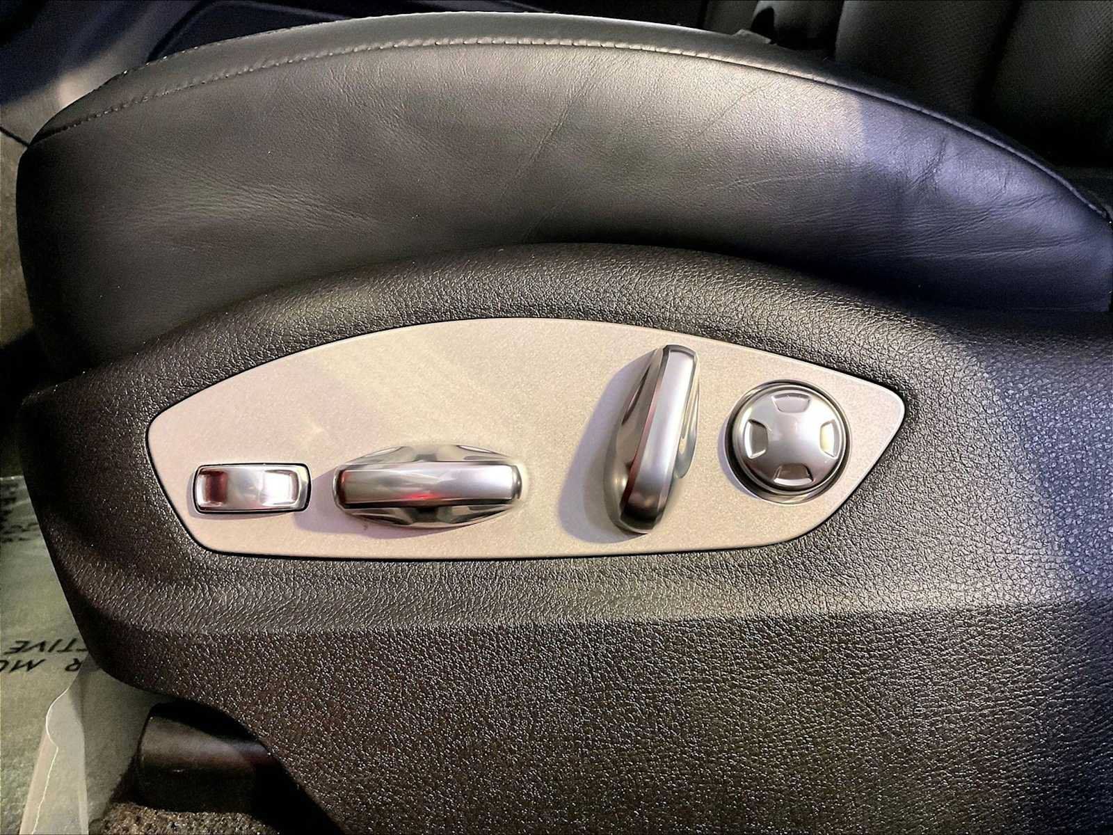 Certified 2023 Porsche Macan AWD/4WD image 38