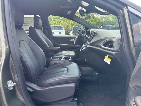 New 2027 Chrysler Pacifica Select AWD/4WD image 7