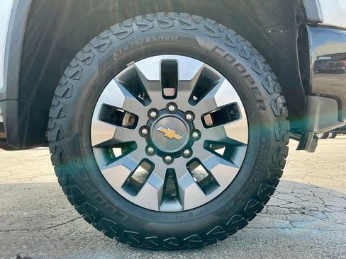 Used 2022 Chevrolet Silverado 2500 Custom w/ Custom Value Package AWD/4WD image 11