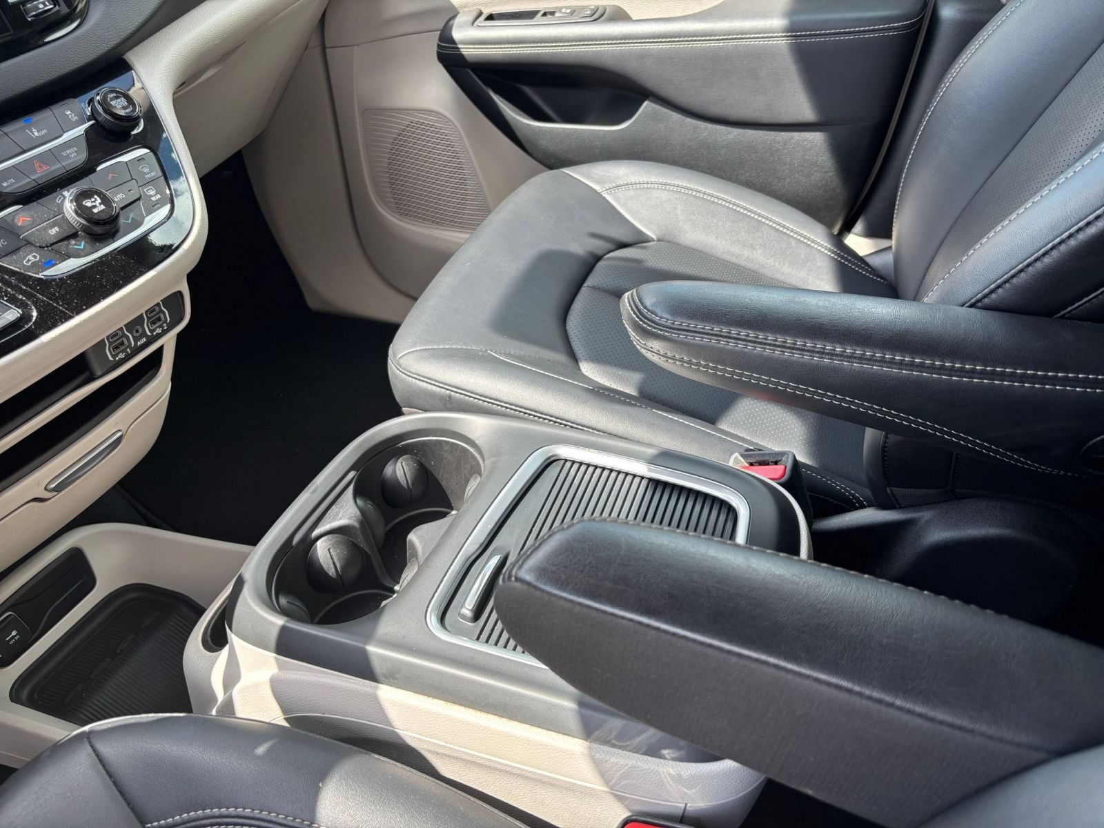 Used 2024 Chrysler Pacifica Touring-L FWD image 43