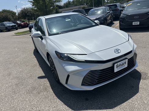 Used 2025 Toyota Camry XLE AWD/4WD image 2