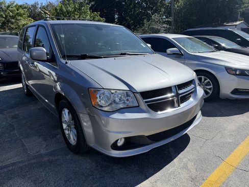 Used 2019 Dodge Grand Caravan SXT image 2