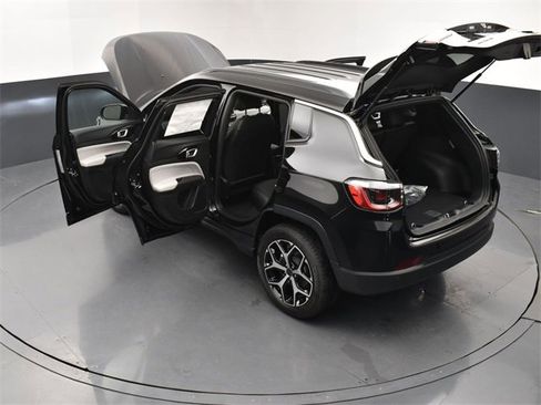 Used 2025 Jeep Compass Limited image 28