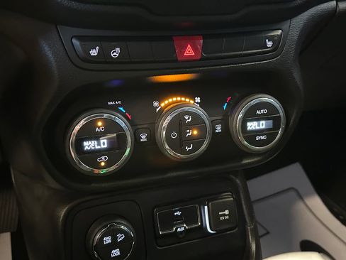 Used 2017 Jeep Renegade Trailhawk w/ Premium Trailhawk Package AWD/4WD image 14