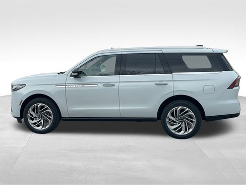 New 2026 Lincoln Navigator Reserve AWD/4WD image 2