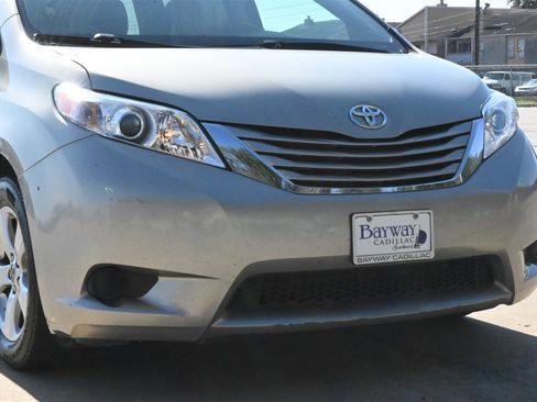 Used 2015 Toyota Sienna LE image 28