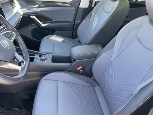 Used 2026 Volkswagen Tiguan SE w/ Panoramic Sunroof Package FWD image 22