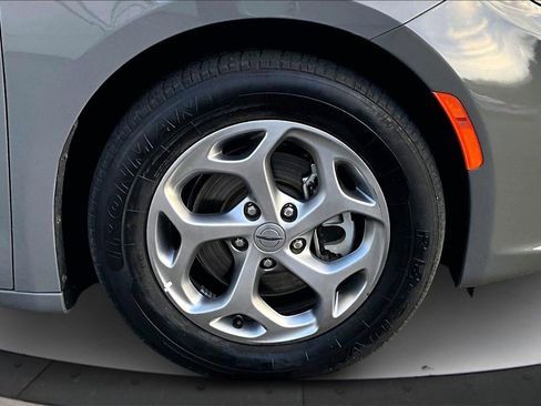 Certified 2023 Chrysler Pacifica Limited image 35