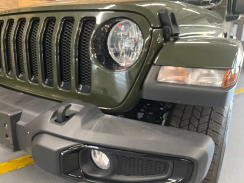 Used 2022 Jeep Wrangler Unlimited Sahara AWD/4WD image 15