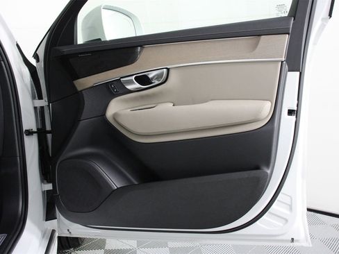 Certified 2025 Volvo XC90 B6 Plus w/ Protection Package Premier image 21