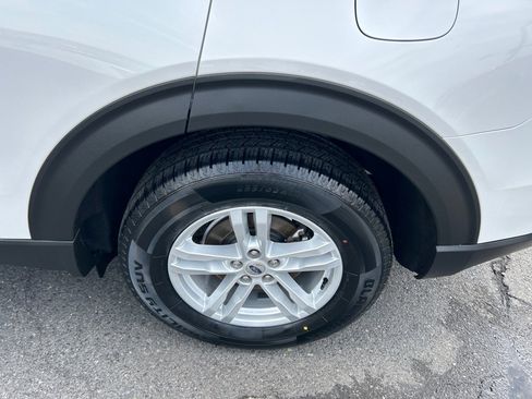 Used 2022 Ford Explorer XLT image 34