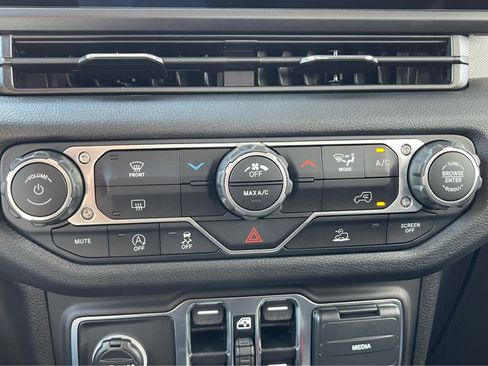 New 2025 Jeep Gladiator Sport image 15