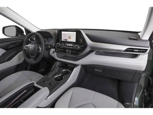 Used 2025 Toyota Highlander LE FWD image 14