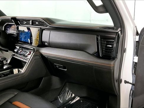 Used 2022 GMC Sierra 1500 AT4 w/ AT4 Premium Package image 16