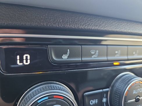 Certified 2023 Volkswagen Atlas Cross Sport SE AWD/4WD image 30