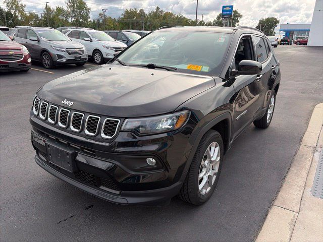 Used 2024 Jeep Compass Latitude AWD/4WD image 5