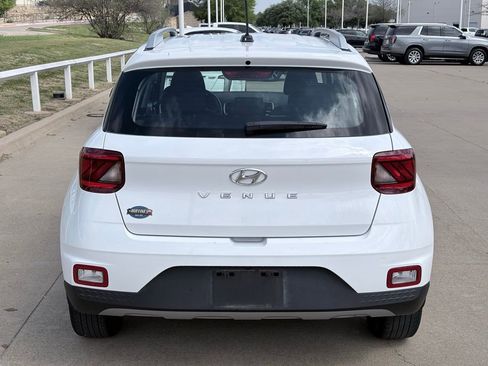 Used 2024 Hyundai Venue SEL image 4