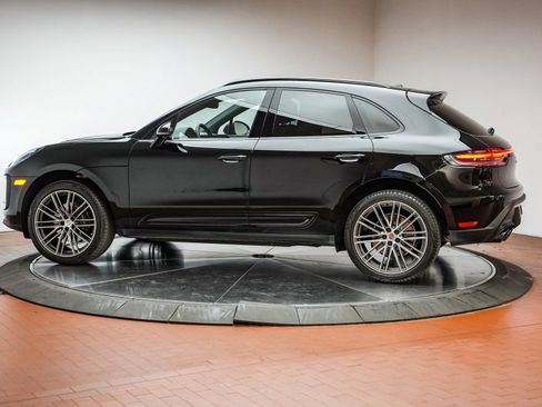 Certified 2025 Porsche Macan image 2
