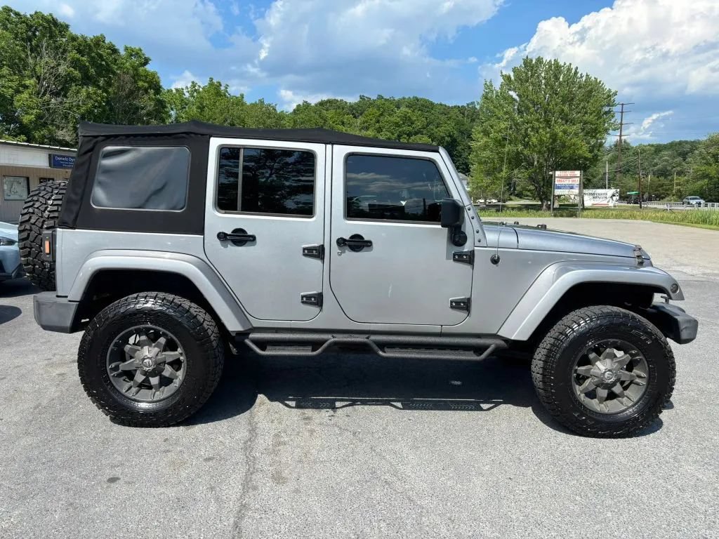 Used 2015 Jeep Wrangler Unlimited Sahara w/ Connectivity Group AWD/4WD image 9