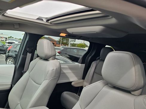 Used 2025 Toyota Sienna XLE image 28